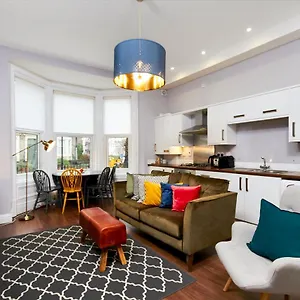 Apartment Lovely Abode In - Sleeps 4 - Ground Floor, Newcastle upon Tyne